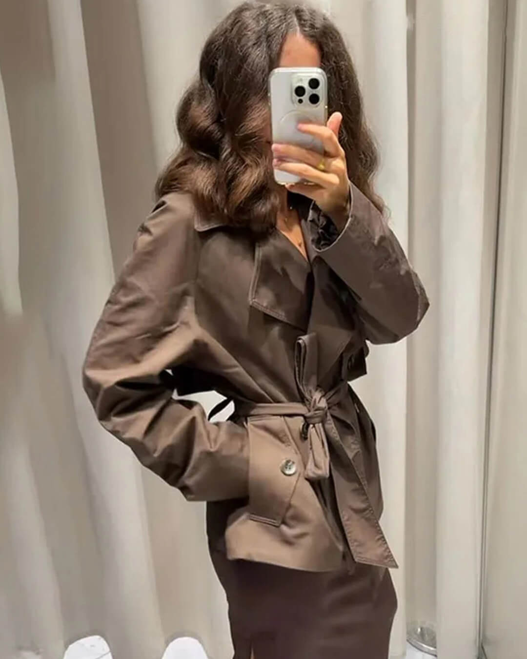 Women's short belted trench coat with notched lapels and long sleeves