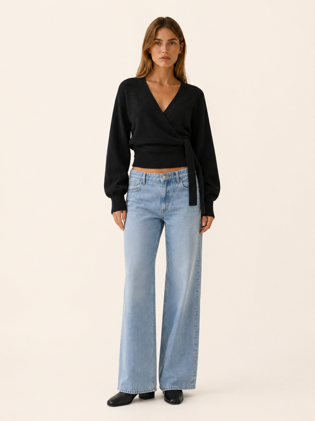 Women's wrap knit jumper with V-neckline, long sleeves and waist tie