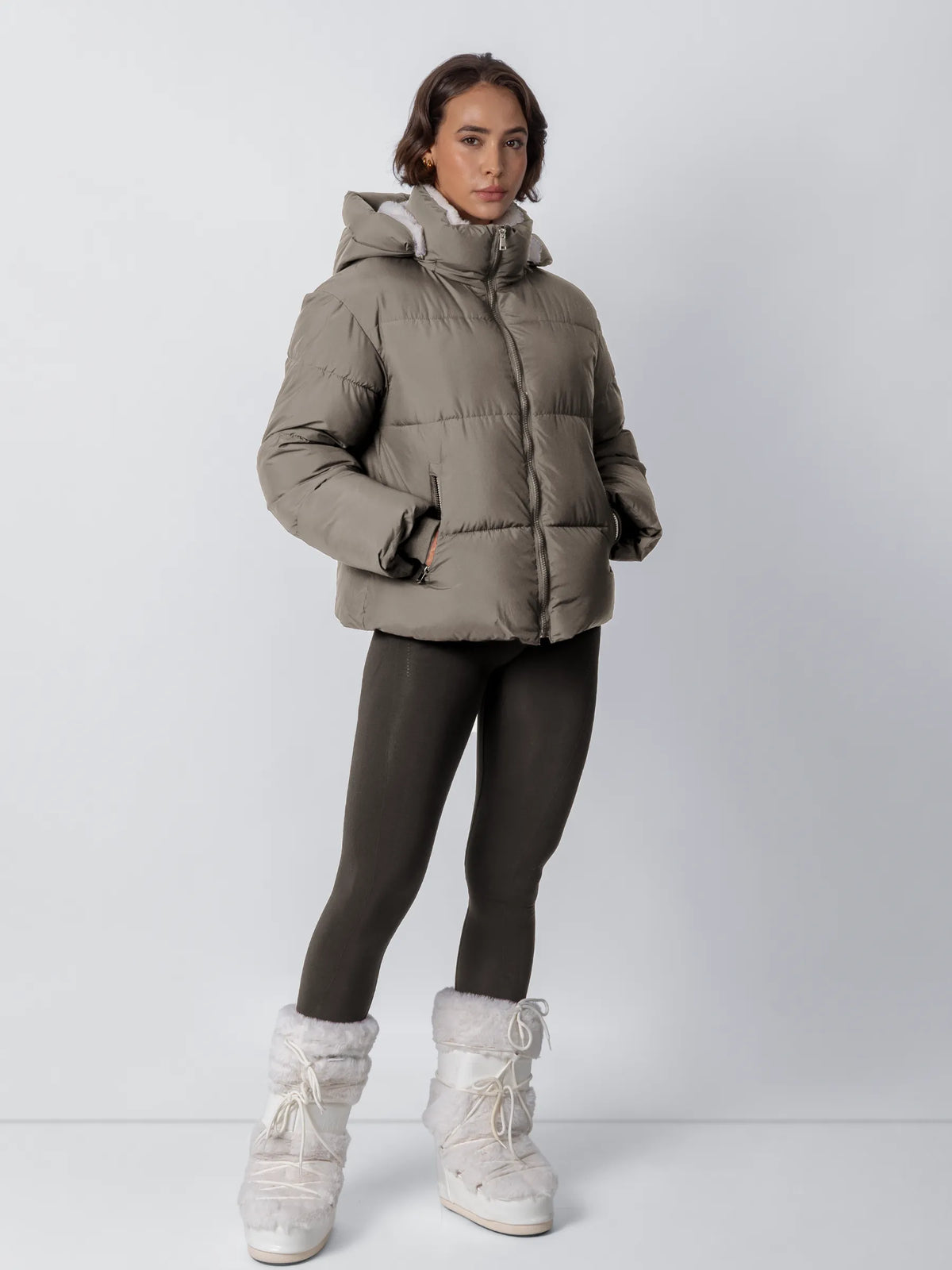Women's cropped quilted puffer jacket with hood and faux-fur-look lining