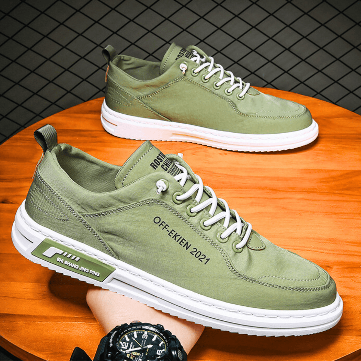 Men's low-top lace-up sneakers with stitched panels, round toes and contrasting white soles