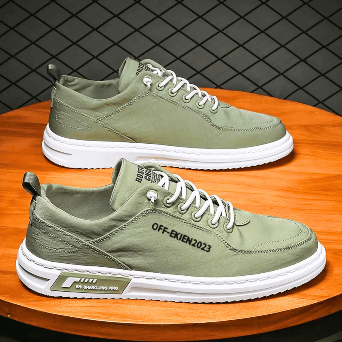 Men's low-top lace-up sneakers with stitched panels, round toes and contrasting white soles