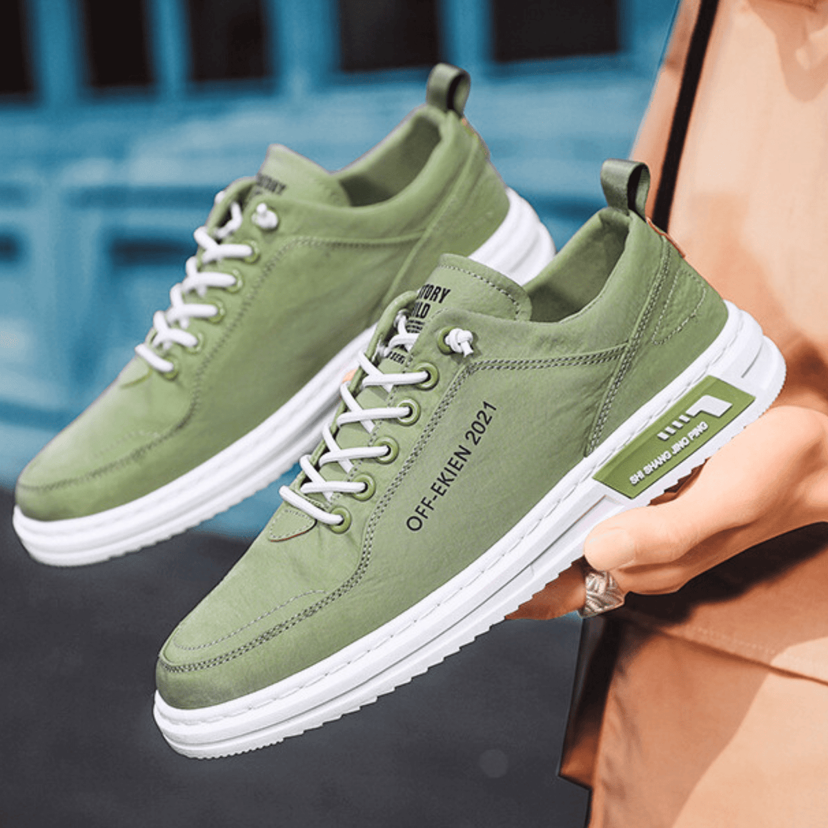 Men's low-top lace-up sneakers with stitched panels, round toes and contrasting white soles