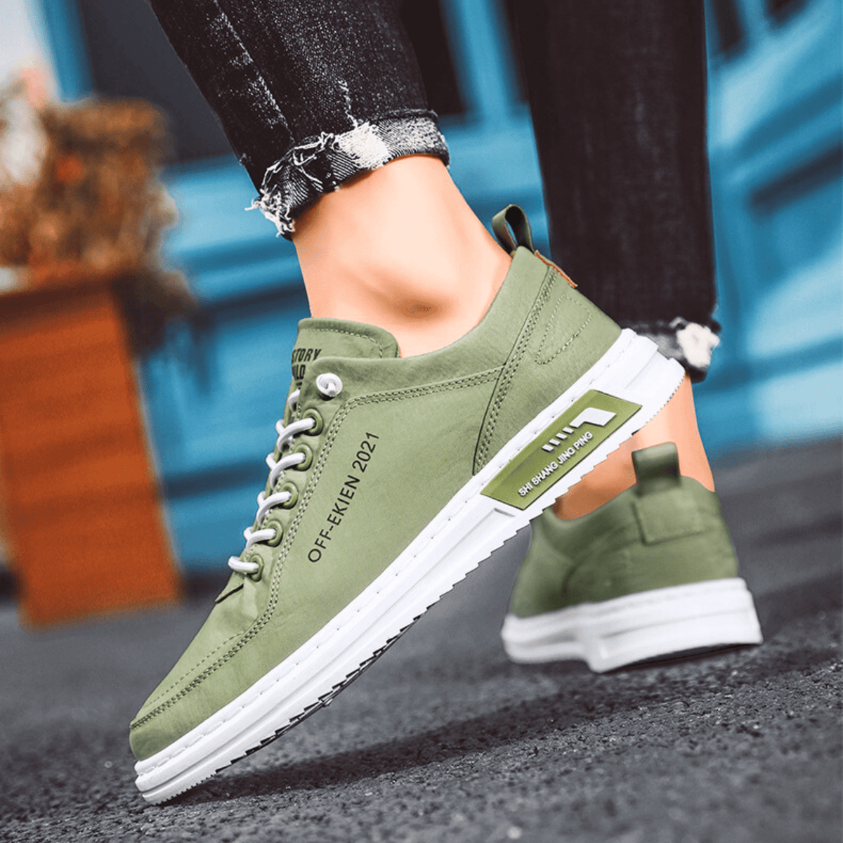 Men's low-top lace-up sneakers with stitched panels, round toes and contrasting white soles