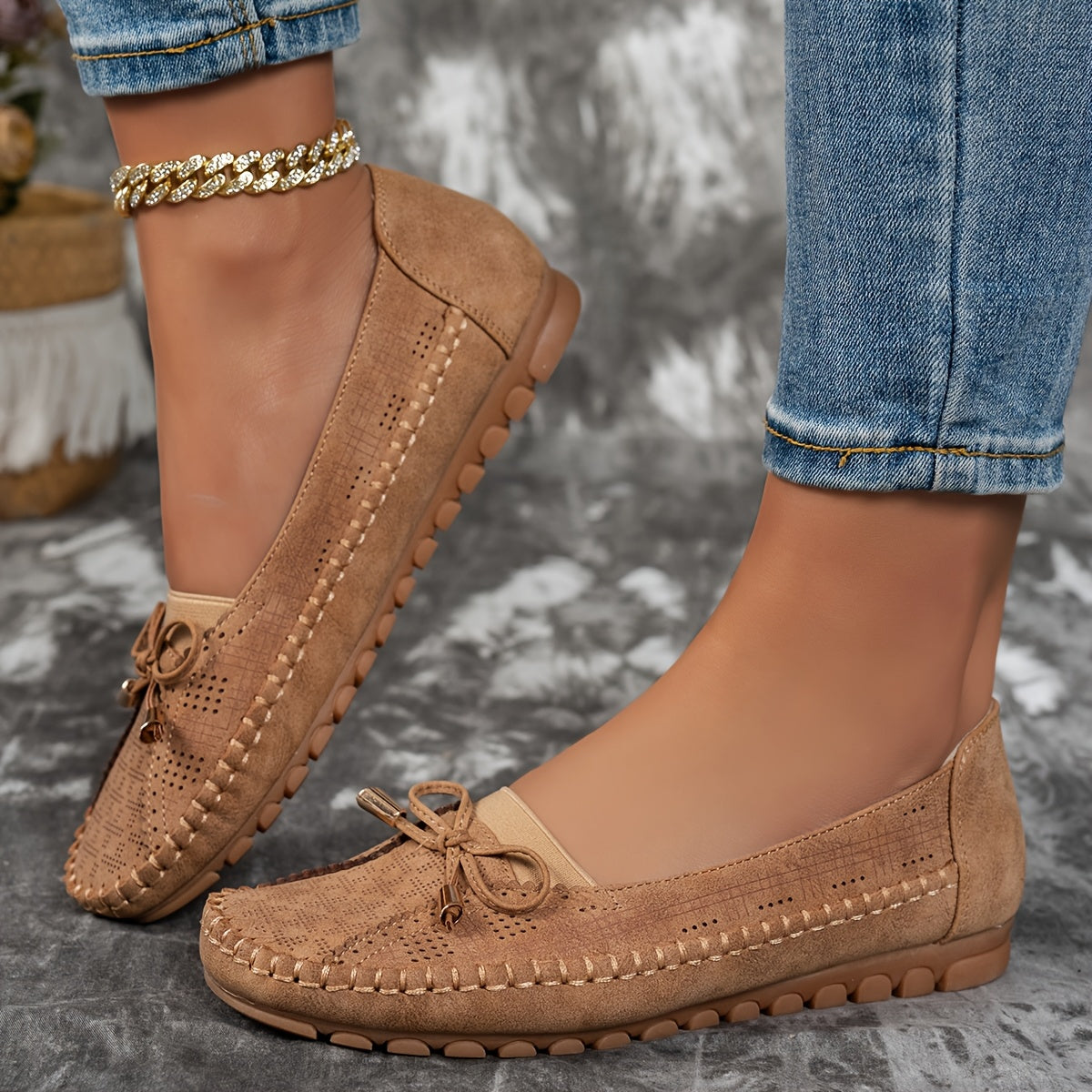 Women's textured loafers with bow ties and flat soles