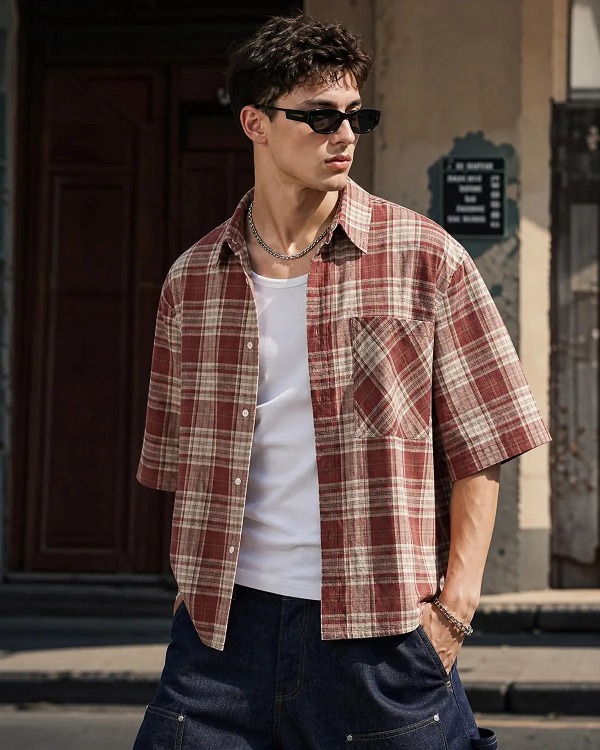 Unisex short-sleeve plaid shirt with pointed collar, button front and chest pocket