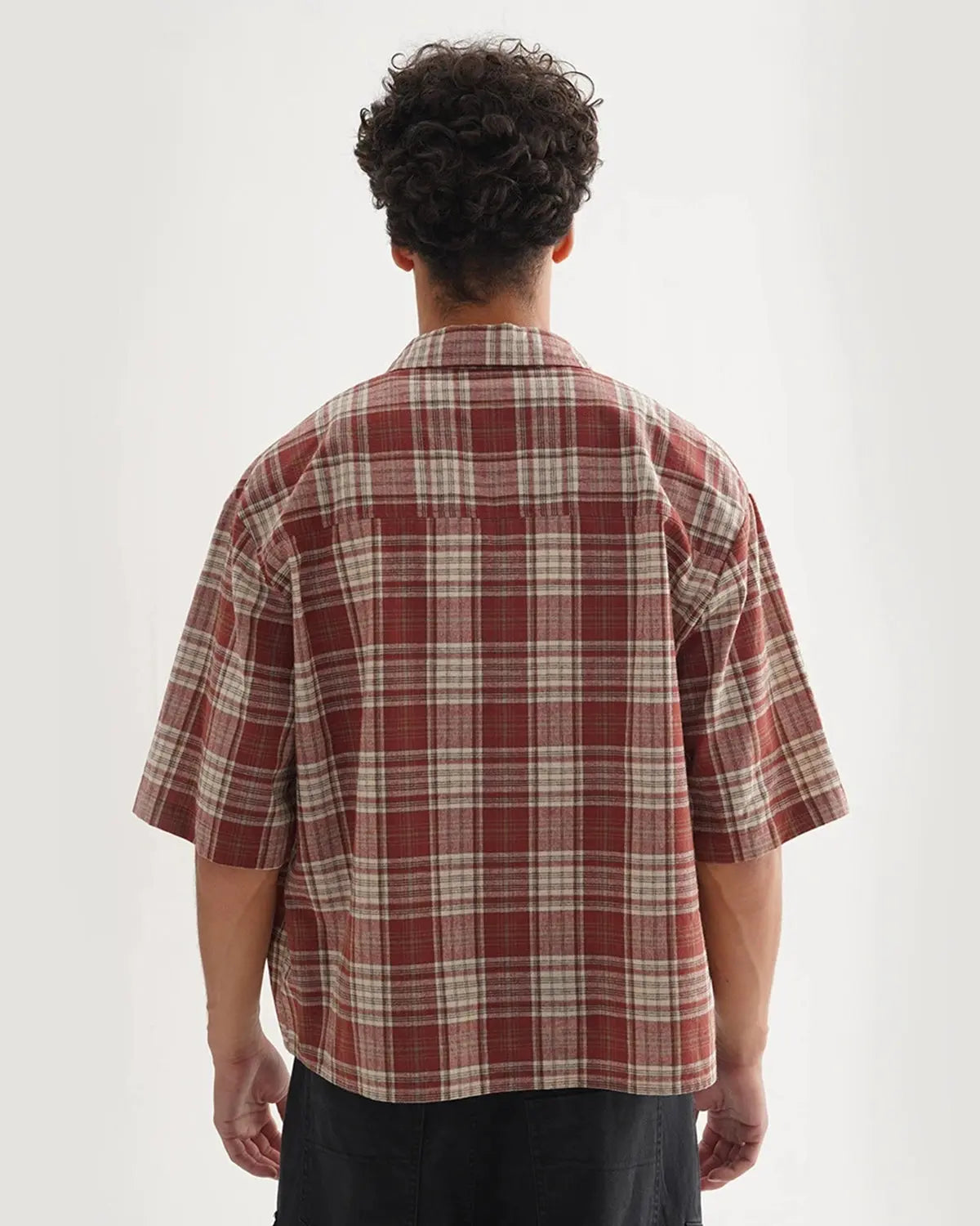 Unisex short-sleeve plaid shirt with pointed collar, button front and chest pocket