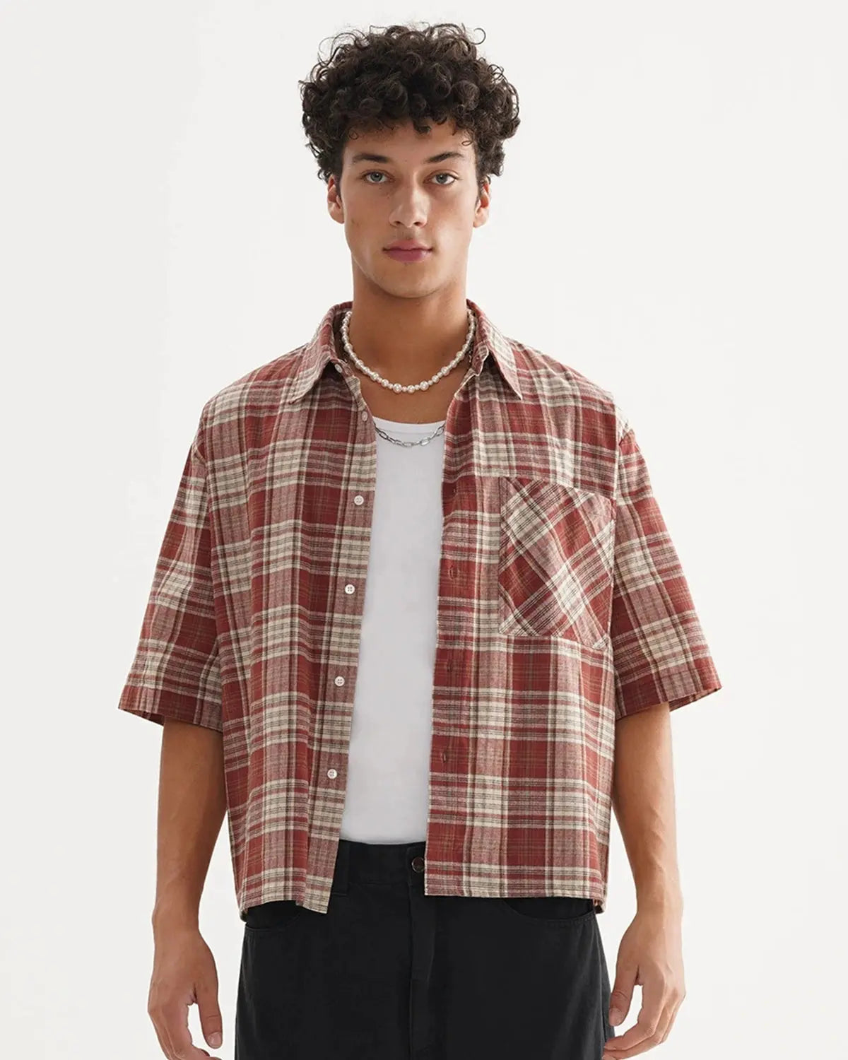 Unisex short-sleeve plaid shirt with pointed collar, button front and chest pocket
