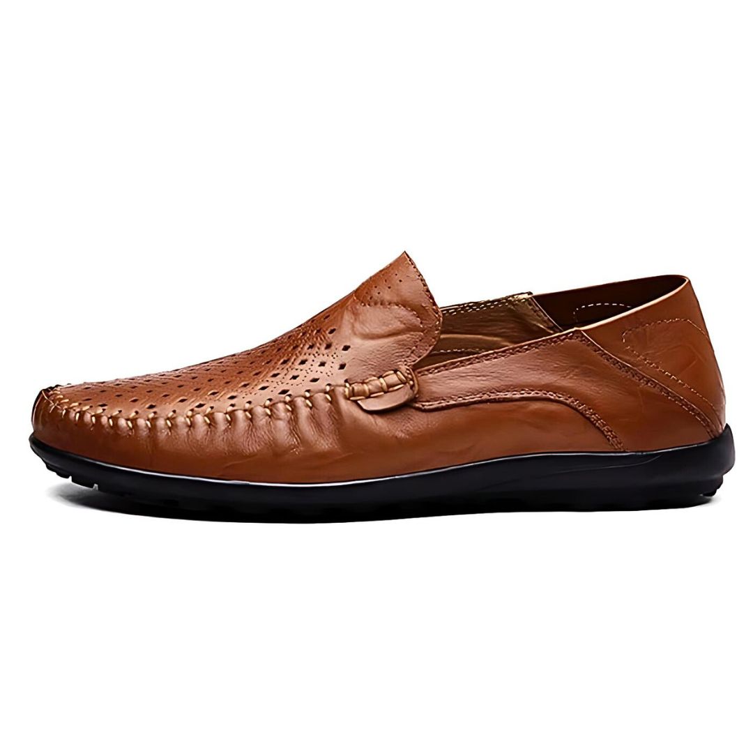 Men's perforated slip-on loafers with rounded toe and flat treaded sole