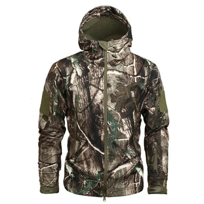 Men's hooded camouflage parka with long sleeves and zip fastening