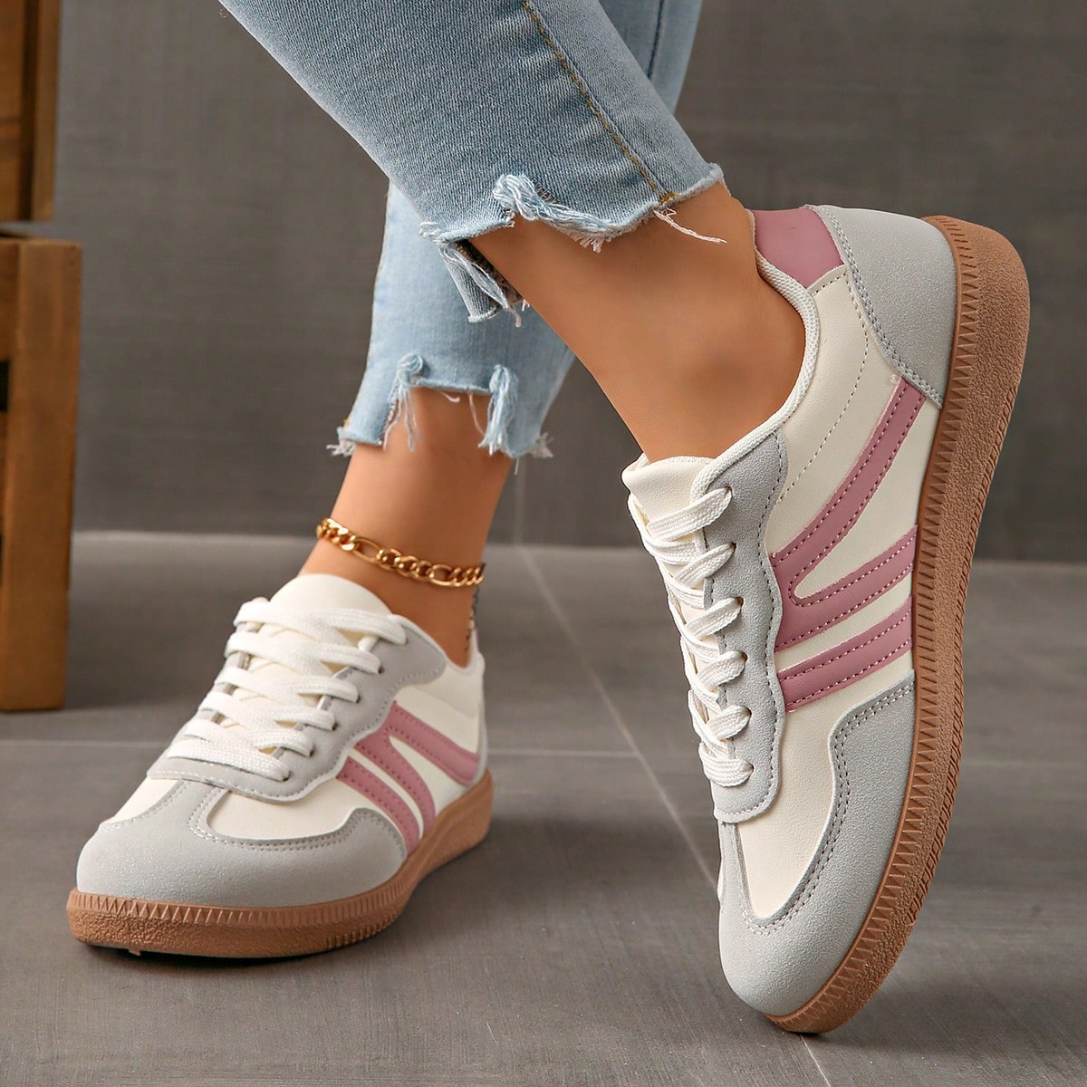 Women's low-top lace-up trainers with contrast side stripes and flat gum-effect soles