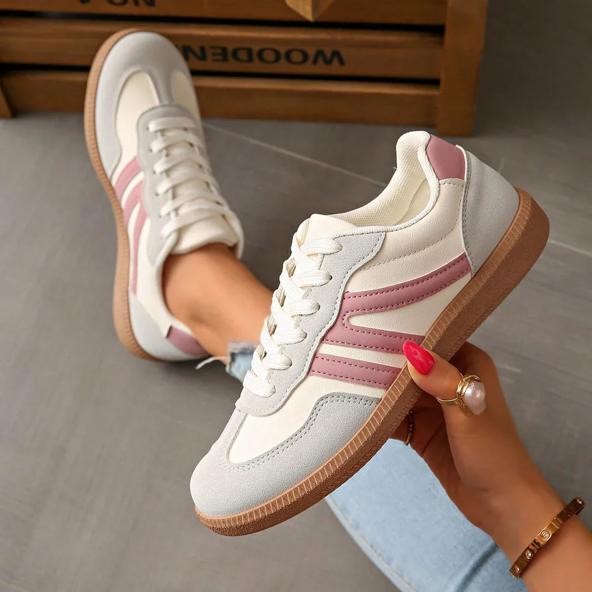 Women's low-top lace-up trainers with contrast side stripes and flat gum-effect soles
