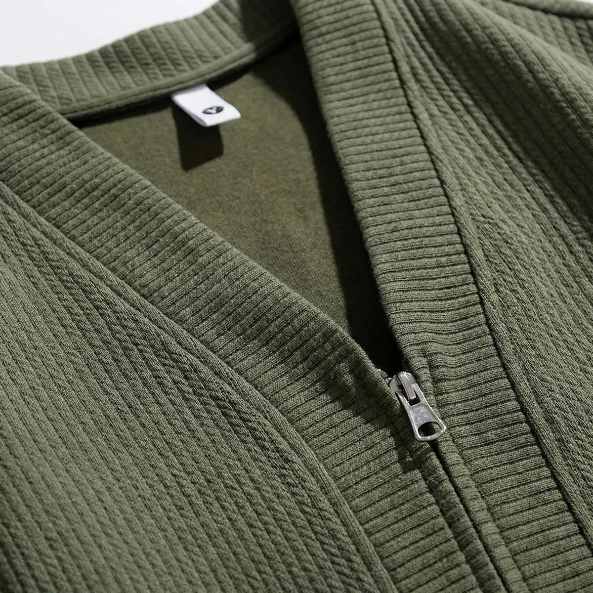 Women's oversized ribbed cardigan jacket with zip front and patch pockets