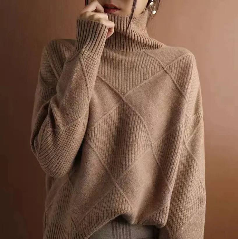 Women's geometric mock neck jumper with long sleeves and ribbed trims
