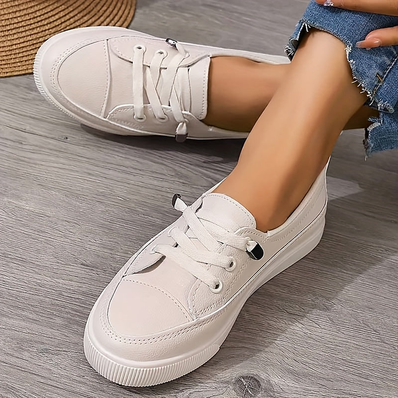 Women's plain low-top lace-up trainers with round toes and flat ridged soles
