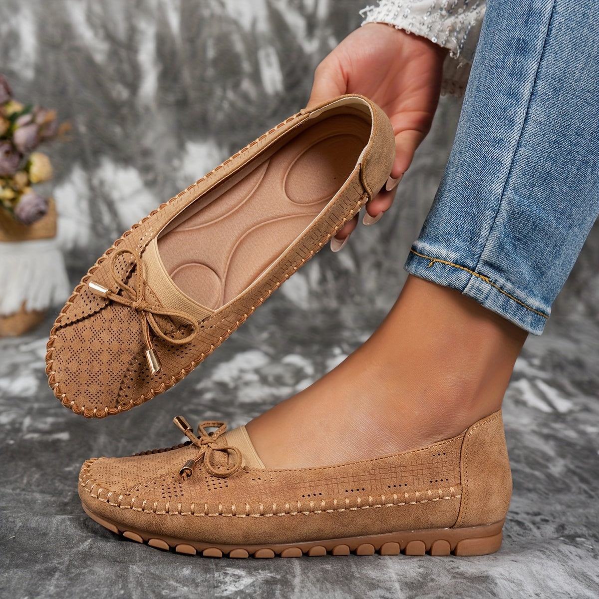 Women's textured loafers with bow ties and flat soles