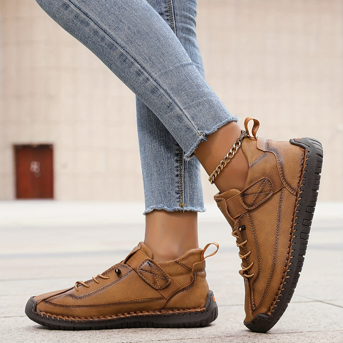 Women's lace-up high-top trainers with ankle strap and stitched panels