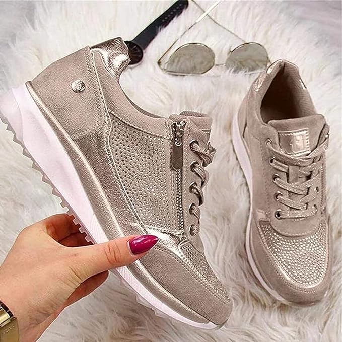 Women's low-top zip-up trainers with laces, perforated panels and textured white soles