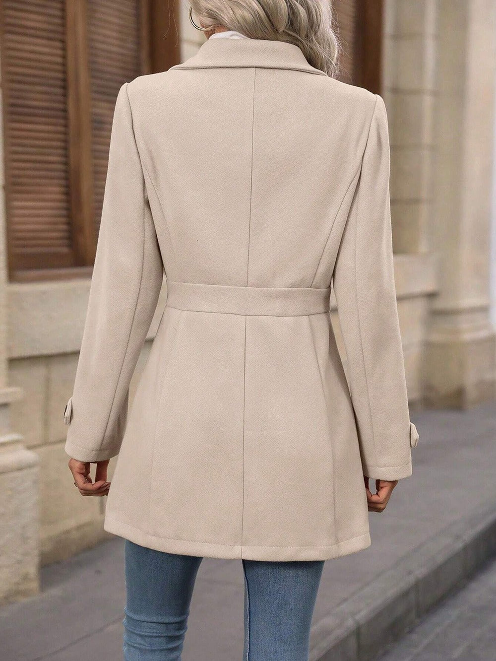 Women's belted trench coat with lapel collar and button front