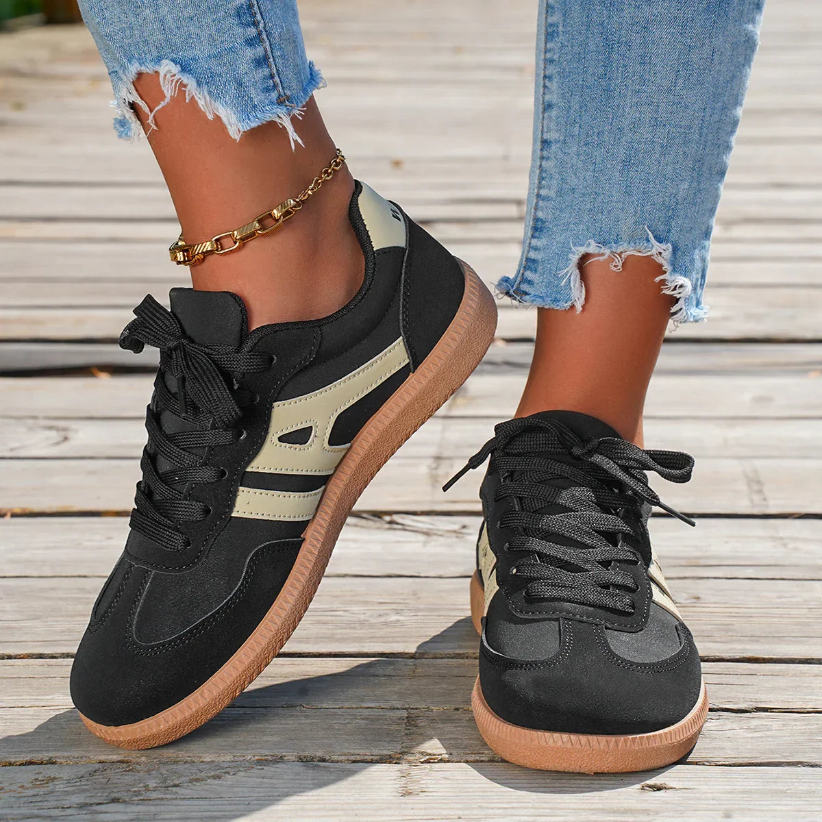 Women's low-top lace-up trainers with contrast side stripes and flat gum-effect soles