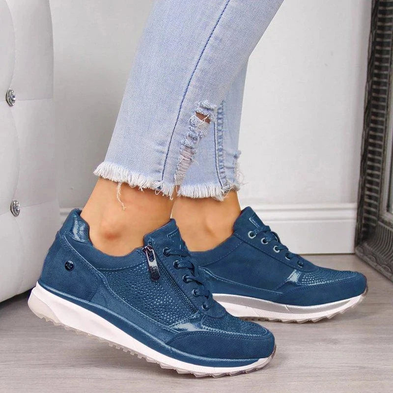 Women's low-top zip-up trainers with laces, perforated panels and textured white soles