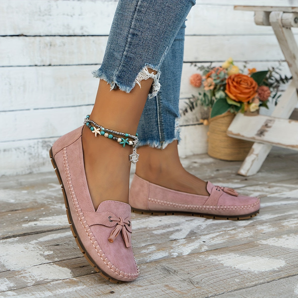 Women's flat loafers with front tassels, decorative lacing and stitched edging