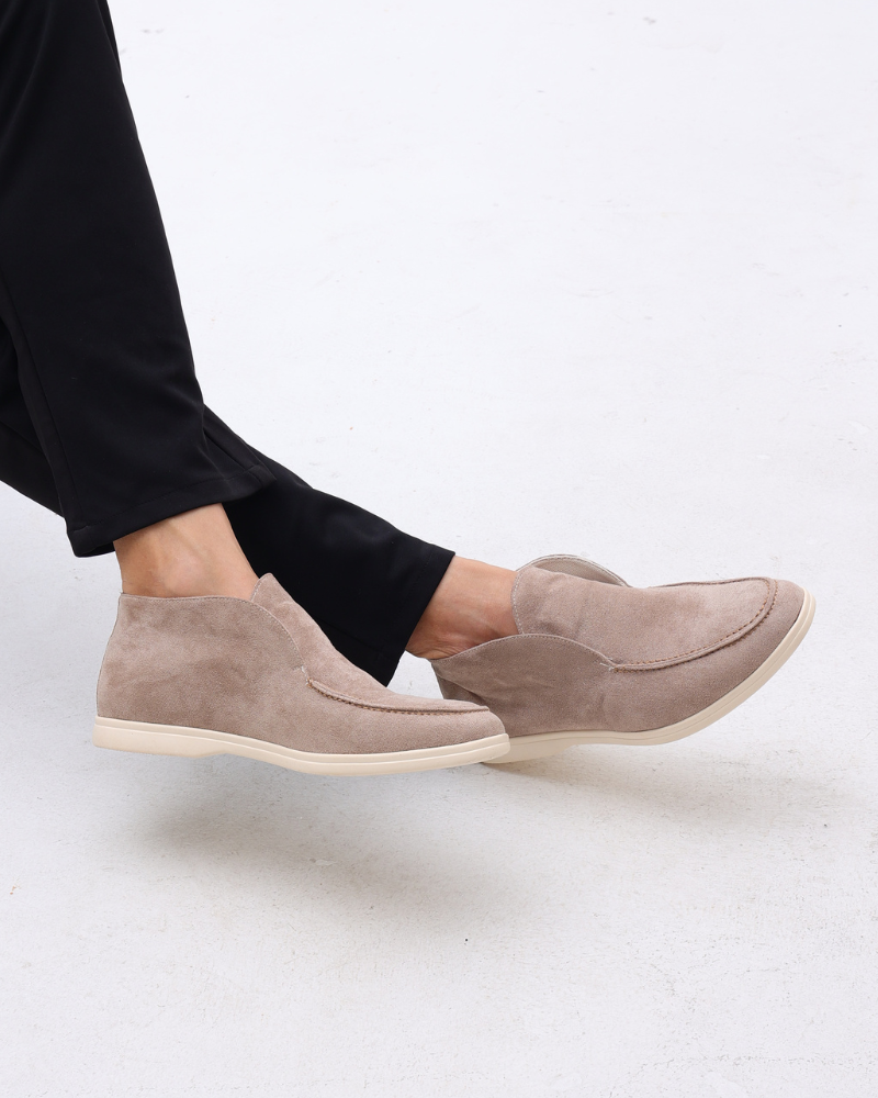 Ankle-height slip-on loafers with round toes and flat soles