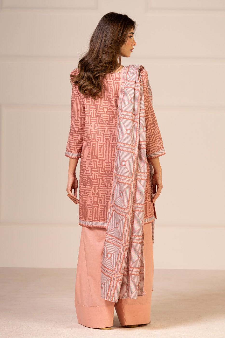 Women's peach geometric shirt and dupatta set with three-quarter sleeves