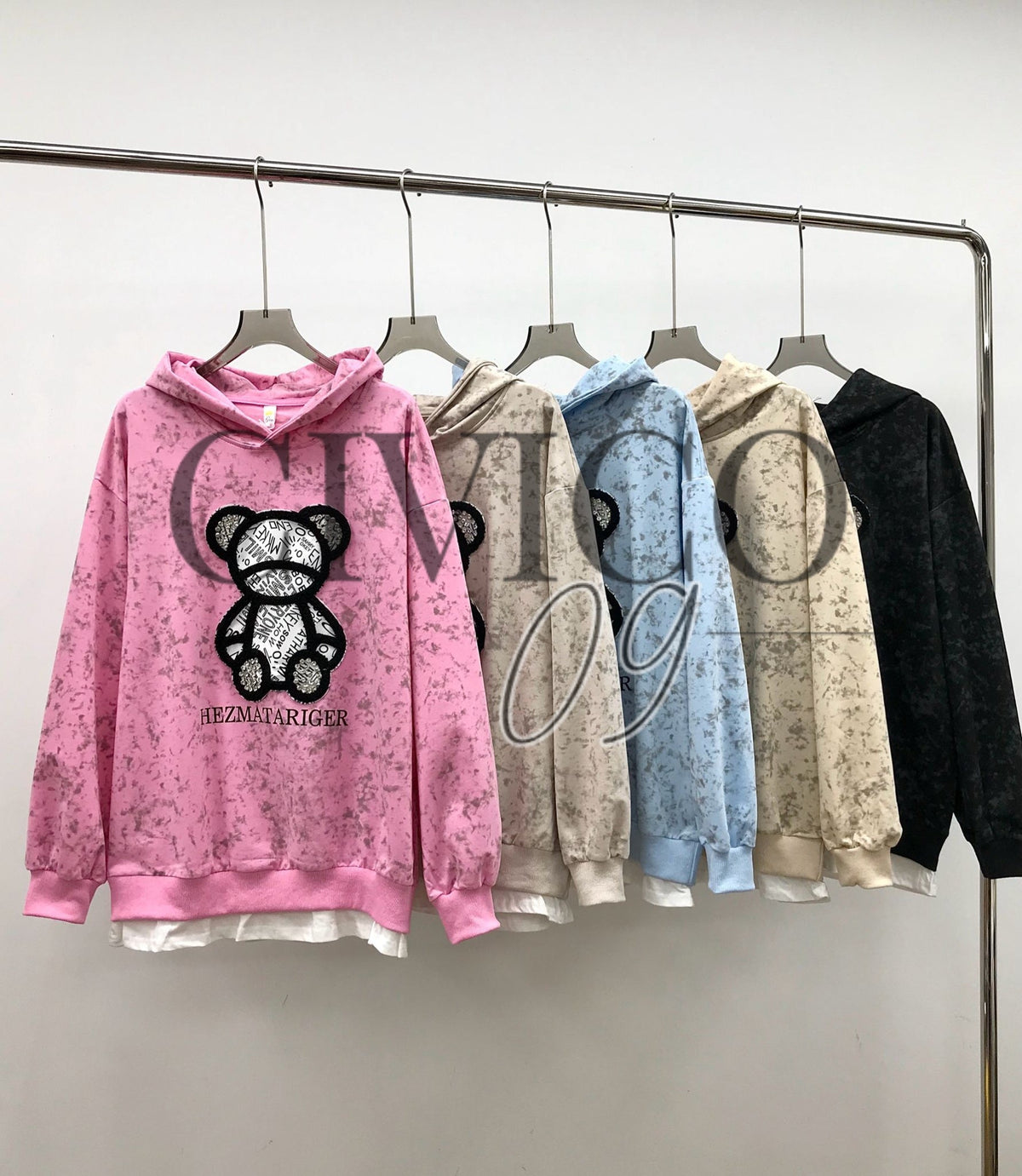 Women's oversized hooded sweatshirt with bear graphic, long sleeves and ribbed trims