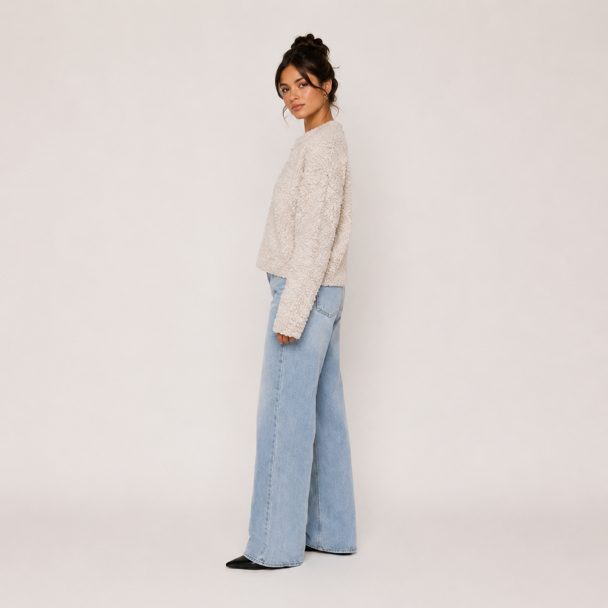 Women's beige knitted jacket with round neckline, zip front and long sleeves