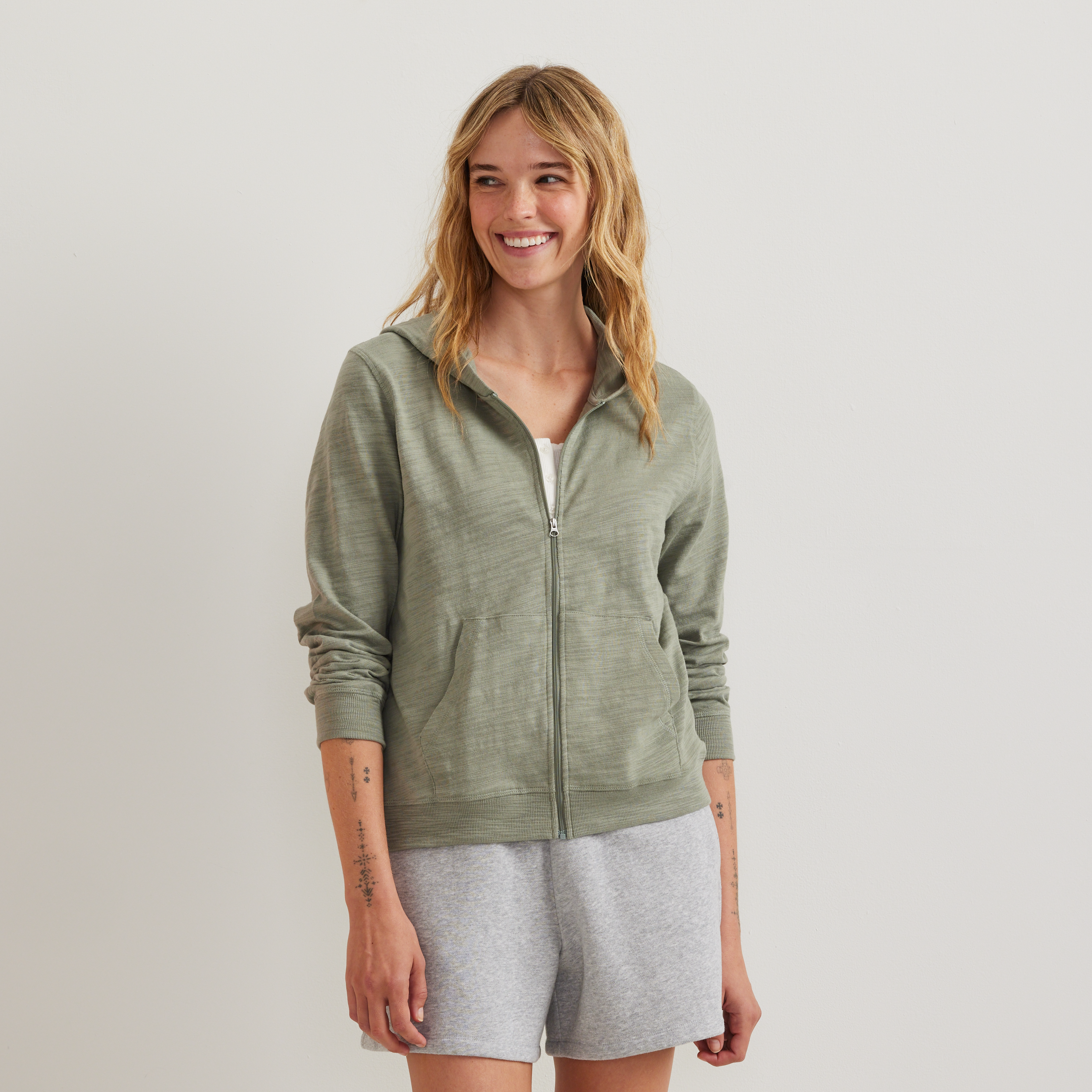 Women's hooded full-zip slub sweatshirt with long sleeves and front pockets