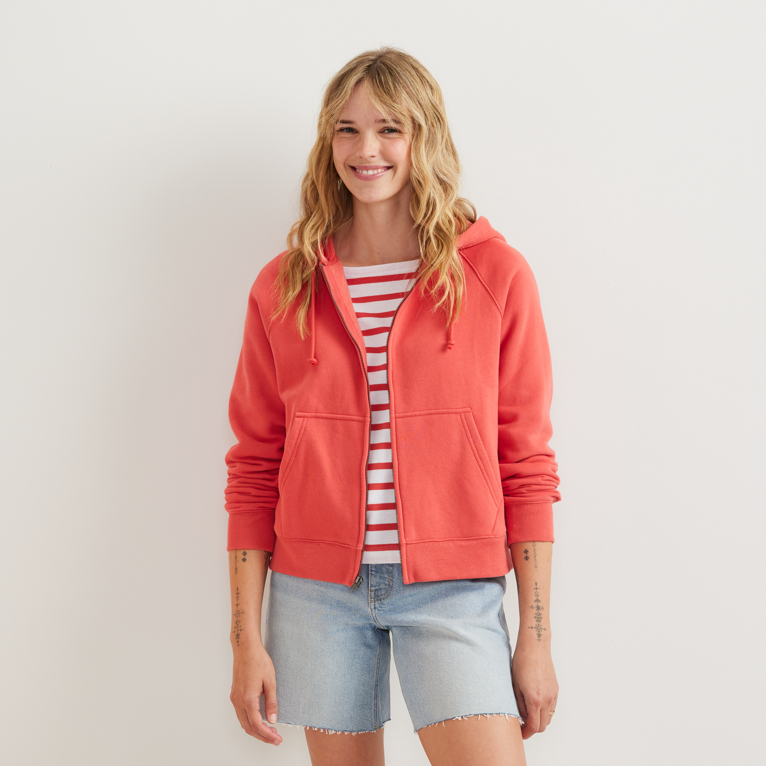 Women's full-zip hooded sweatshirt with long sleeves and front pouch pockets
