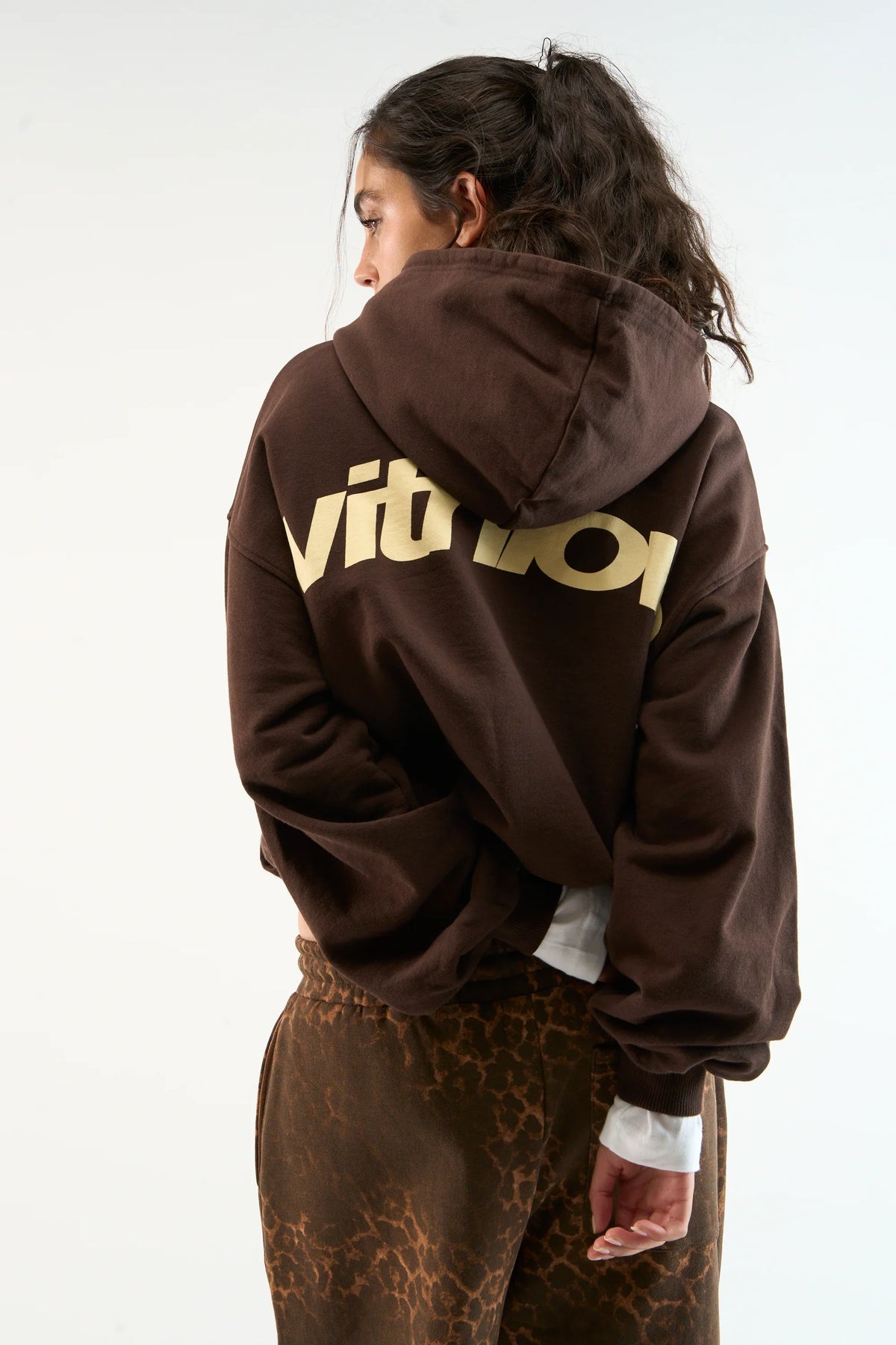 Women's cropped hooded hoodie with long sleeves and front pouch pocket