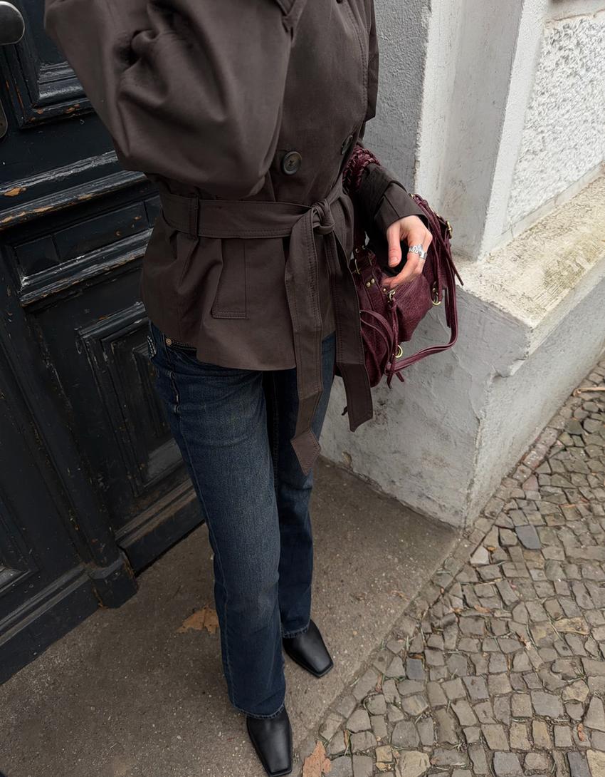 Women's short belted trench coat with high collar and long sleeves