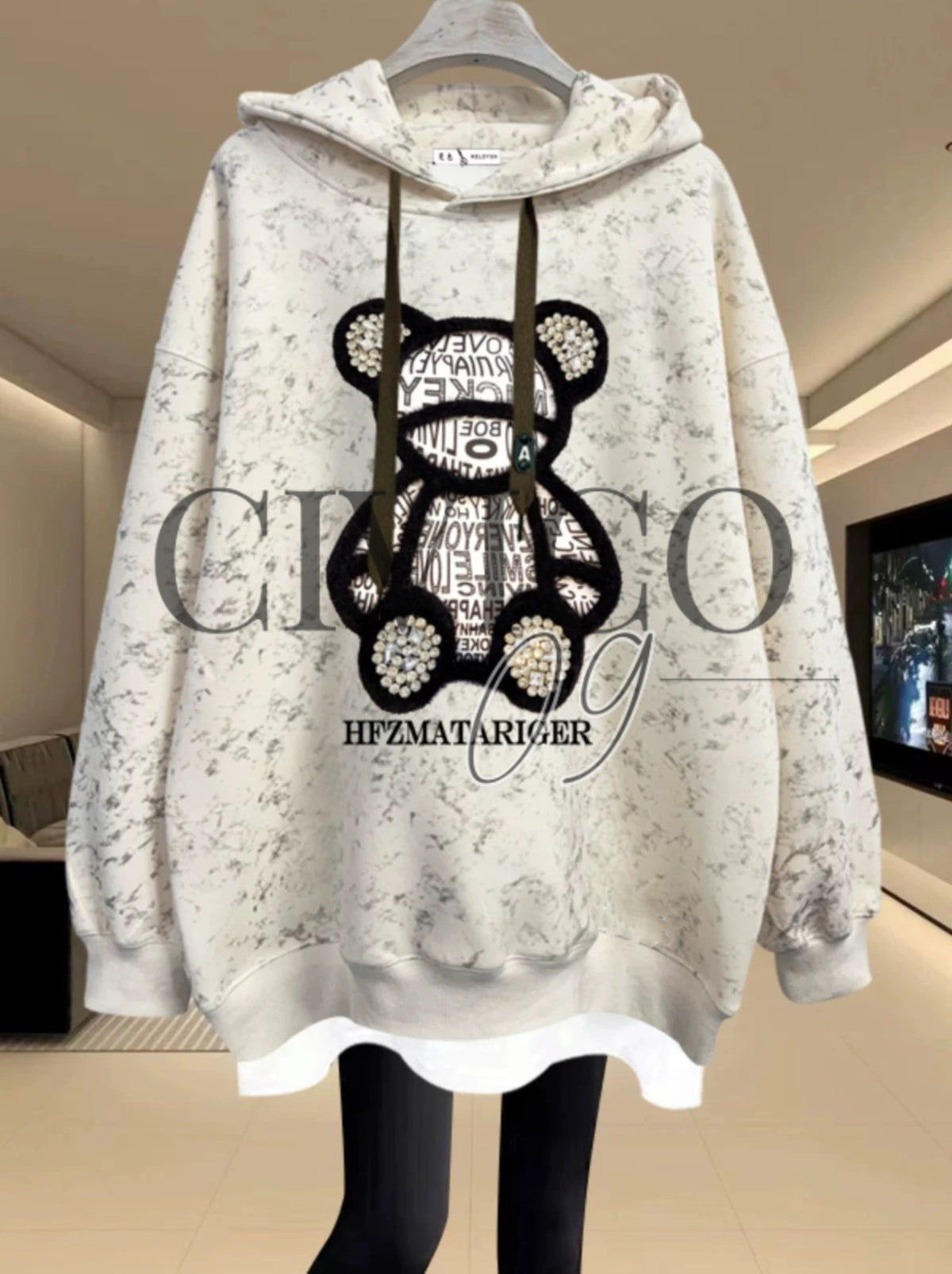 Women's oversized hooded sweatshirt with bear graphic, long sleeves and ribbed trims