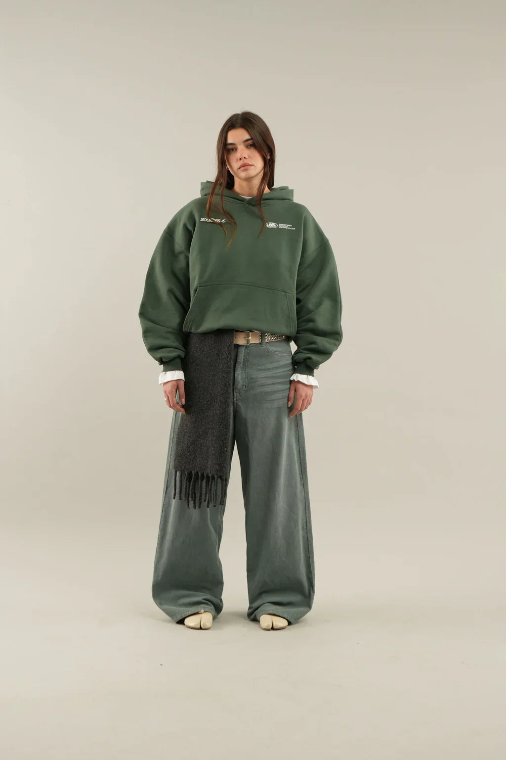 Women's cropped hooded hoodie with long sleeves and front pouch pocket