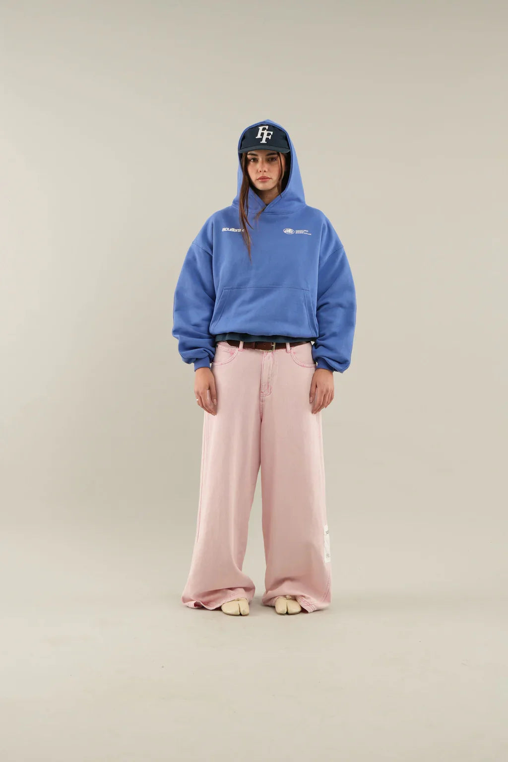 Women's cropped hooded hoodie with long sleeves and front pouch pocket