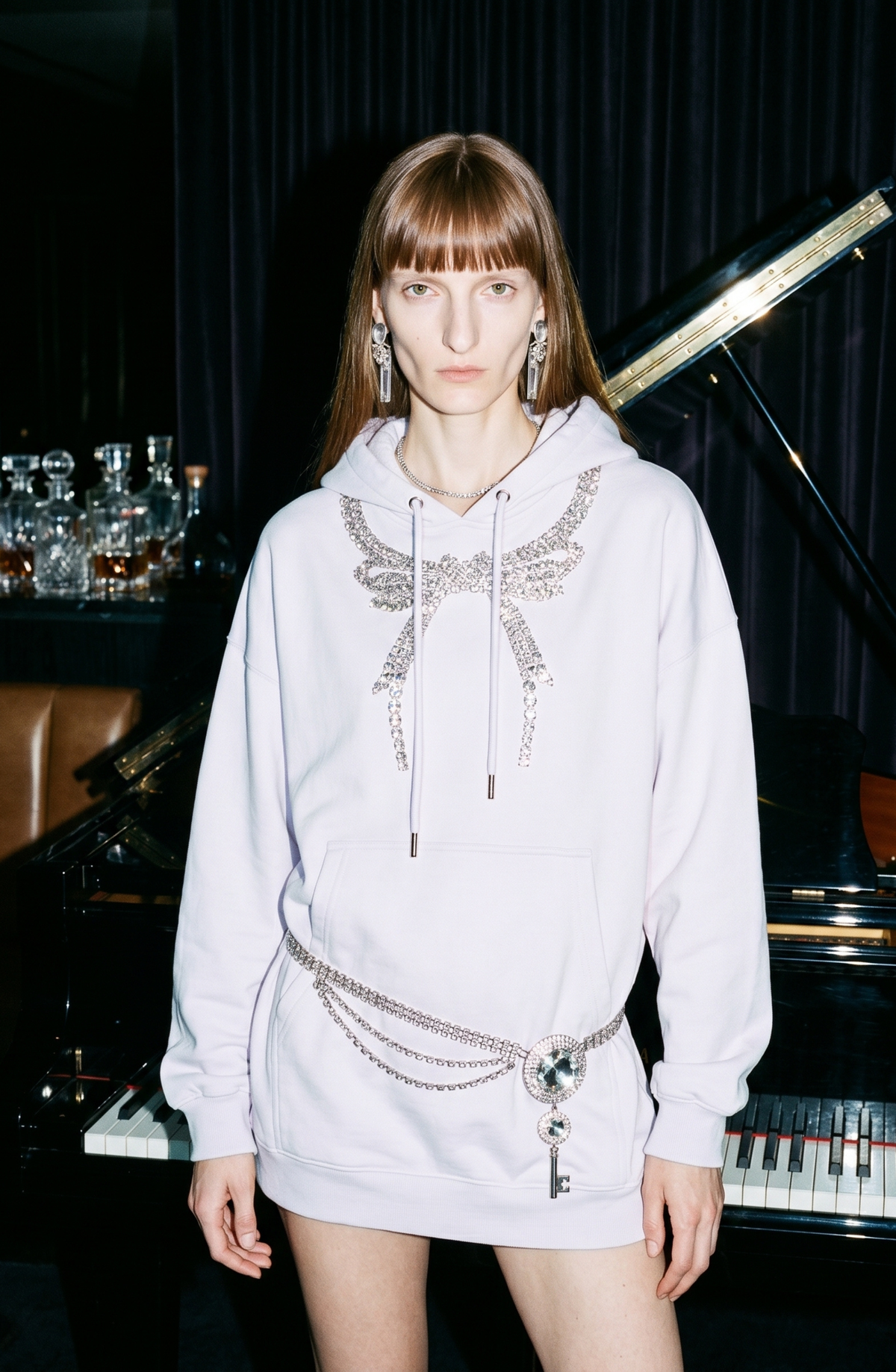 Women's dark hooded hoodie with embellished wing and bow motif, long sleeves and kangaroo pocket