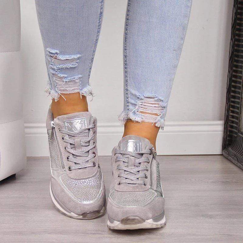 Women's low-top zip-up trainers with laces, perforated panels and textured white soles