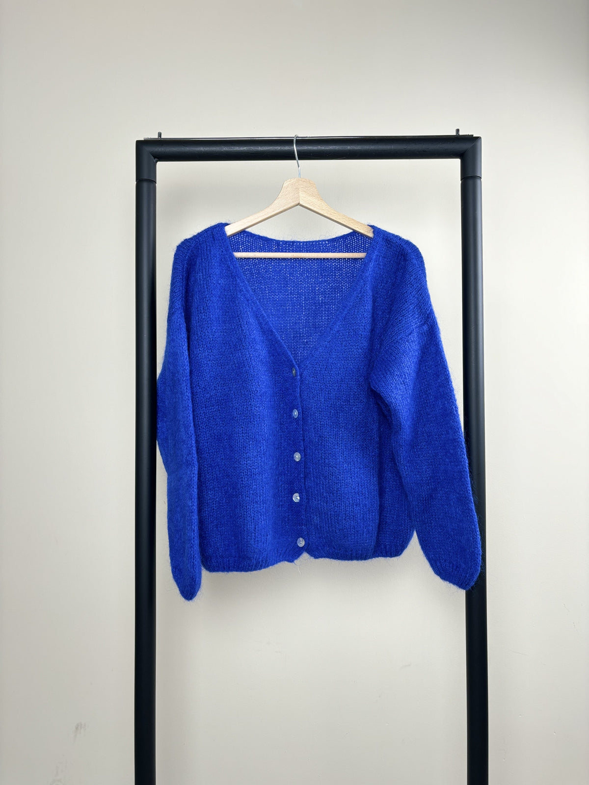 Women's V-neck knitted cardigan with long sleeves and button front