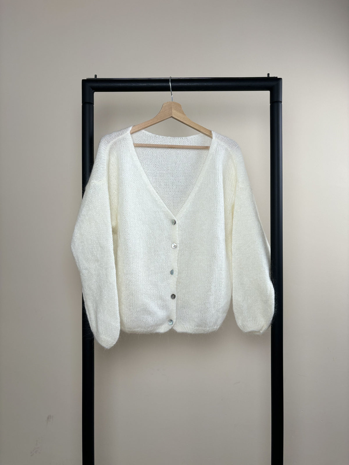 Women's V-neck knitted cardigan with long sleeves and button front