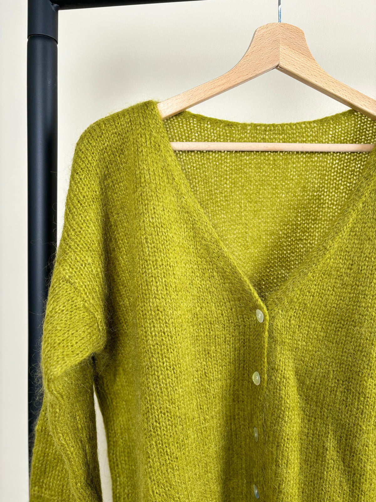 Women's V-neck knitted cardigan with long sleeves and button front