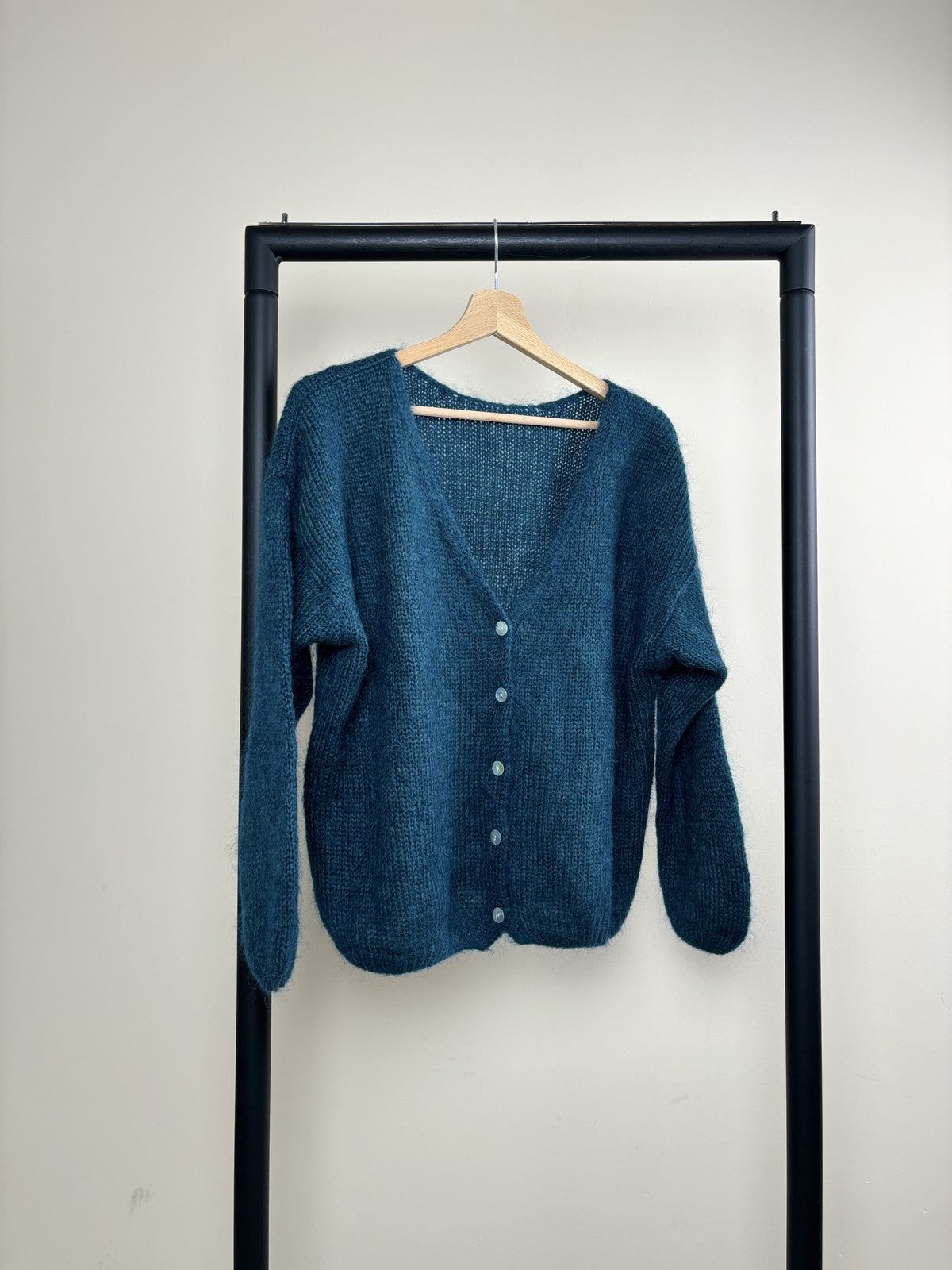 Women's V-neck knitted cardigan with long sleeves and button front