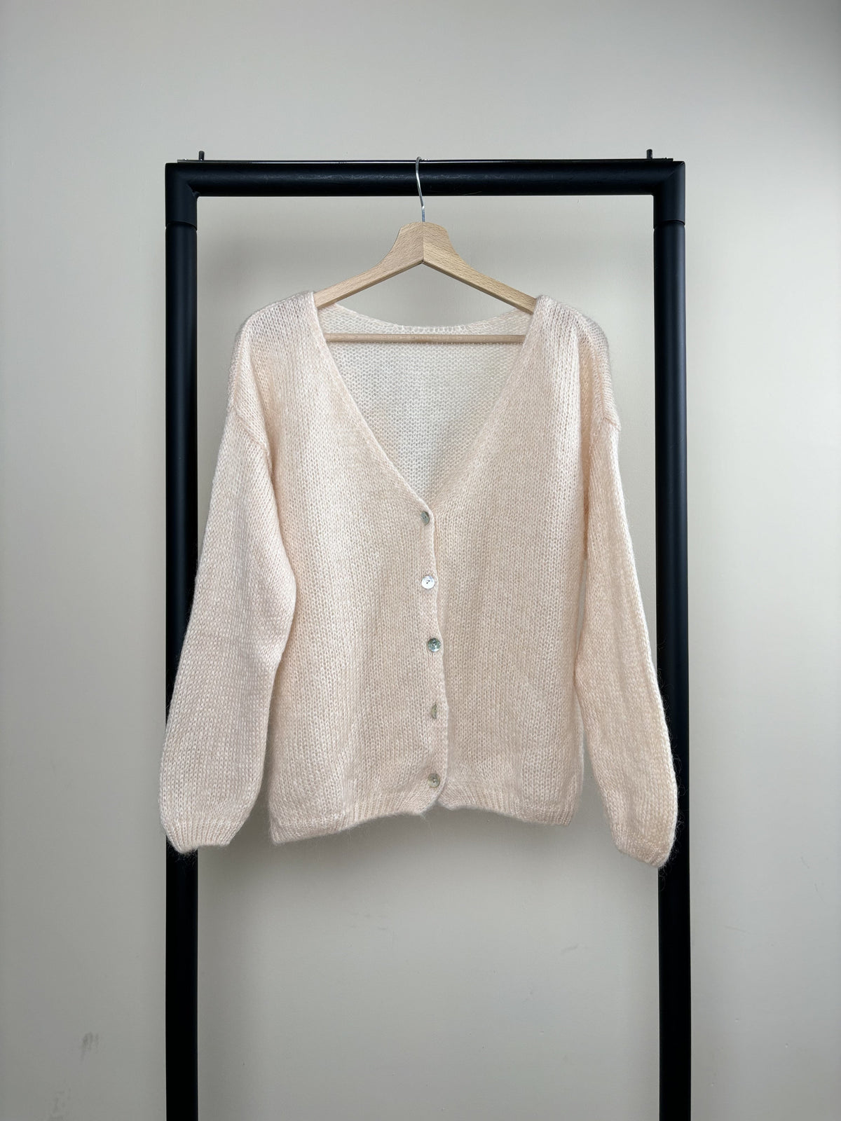Women's V-neck knitted cardigan with long sleeves and button front