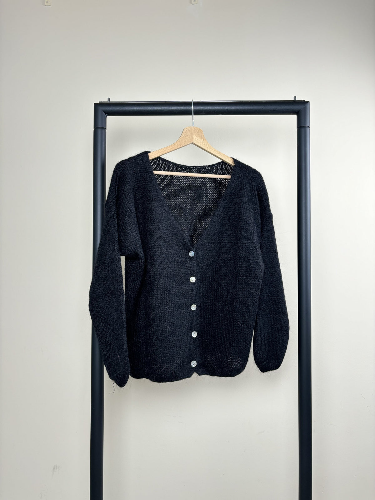 Women's V-neck knitted cardigan with long sleeves and button front