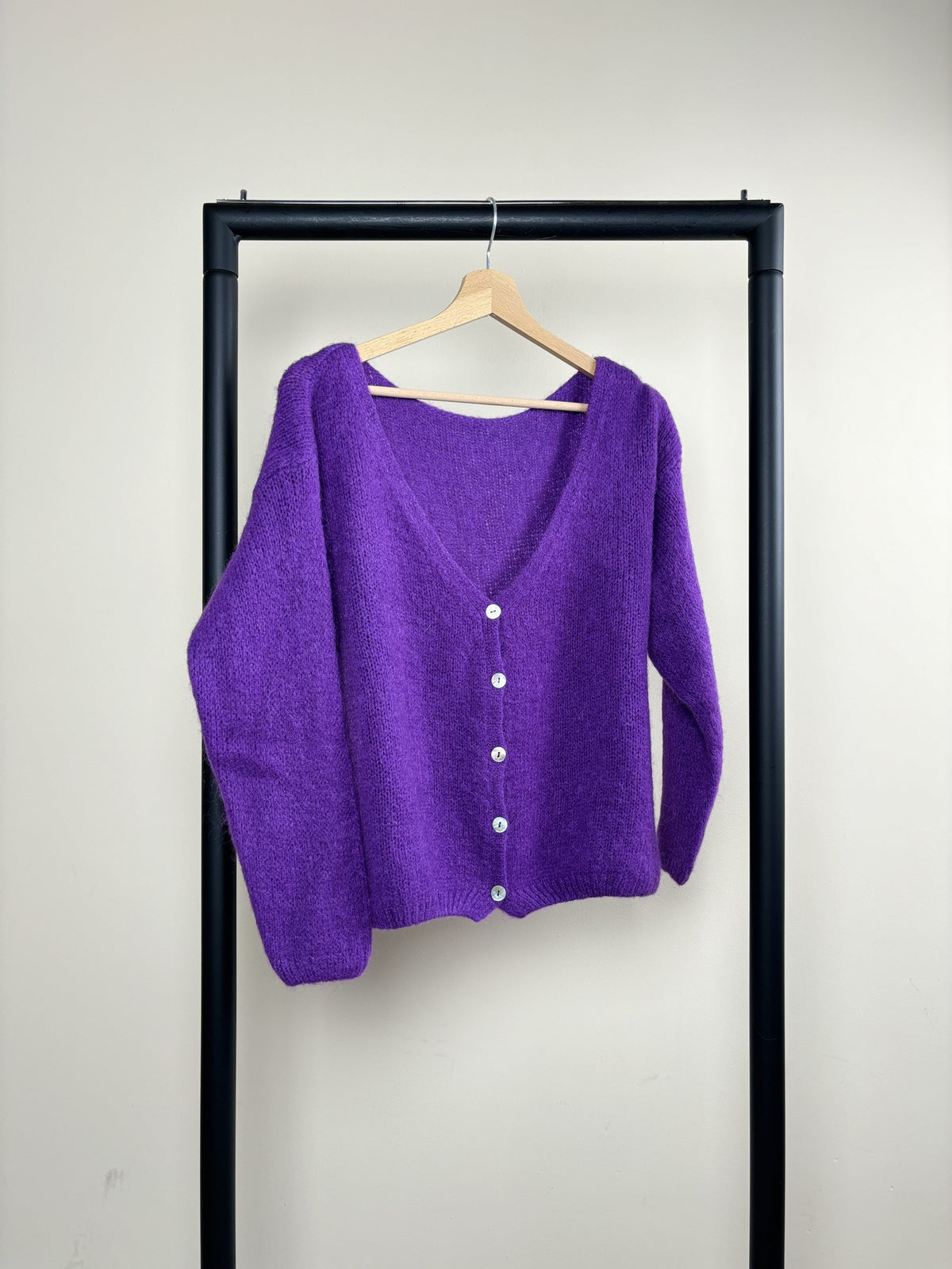 Women's V-neck knitted cardigan with long sleeves and button front