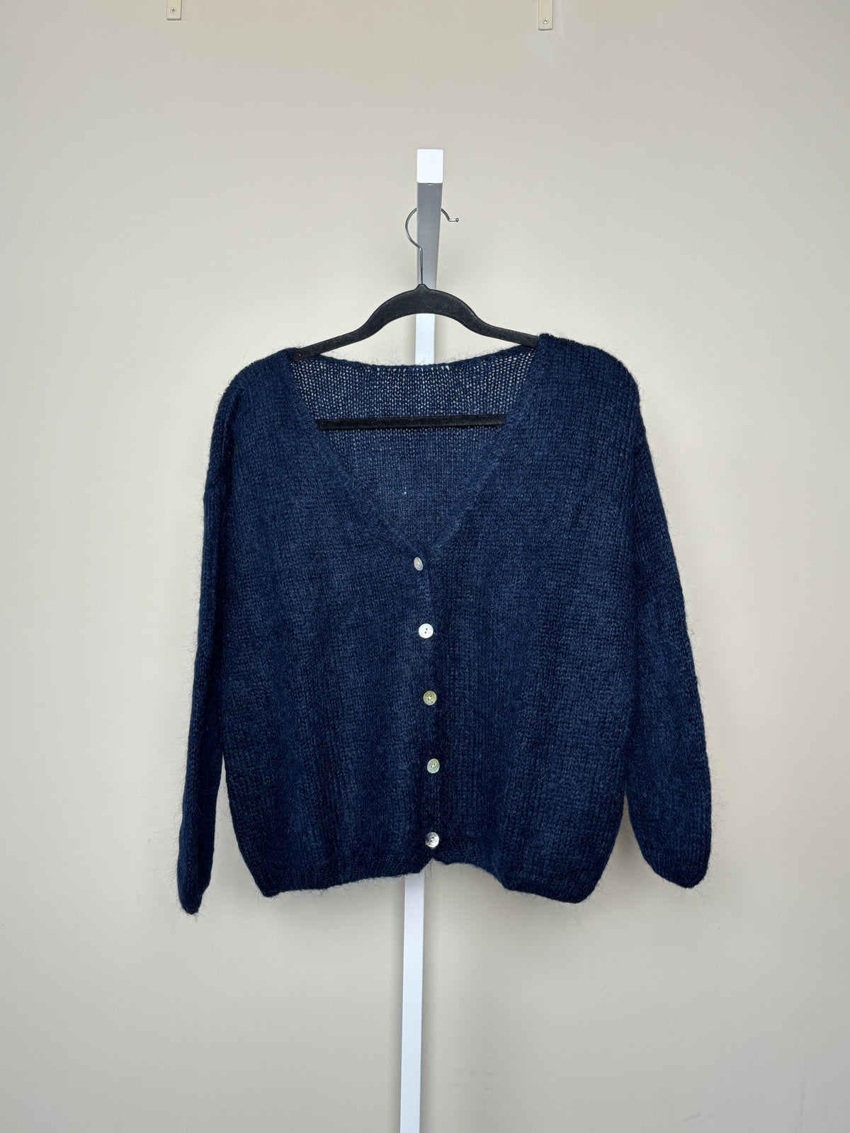 Women's V-neck knitted cardigan with long sleeves and button front
