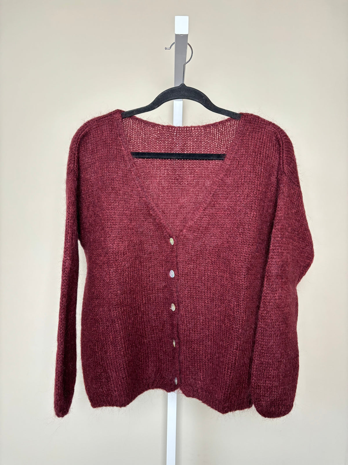 Women's V-neck knitted cardigan with long sleeves and button front