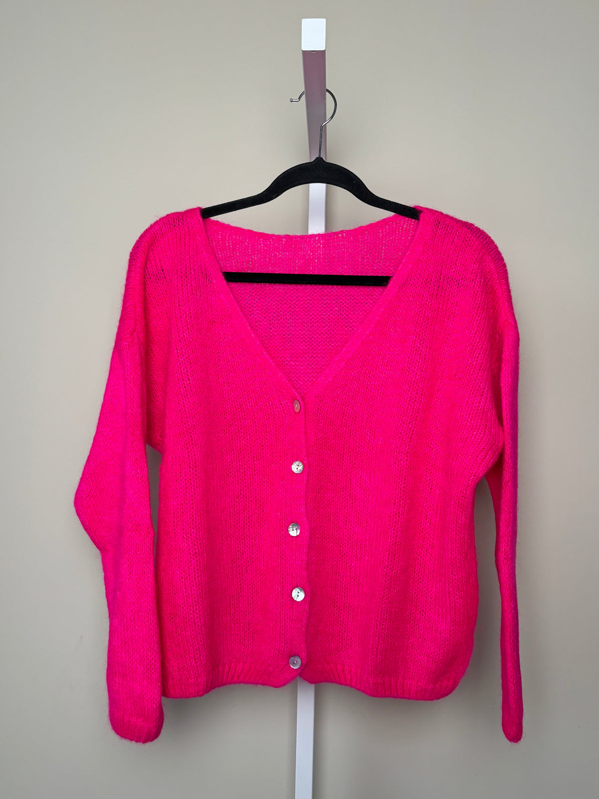 Women's V-neck knitted cardigan with long sleeves and button front