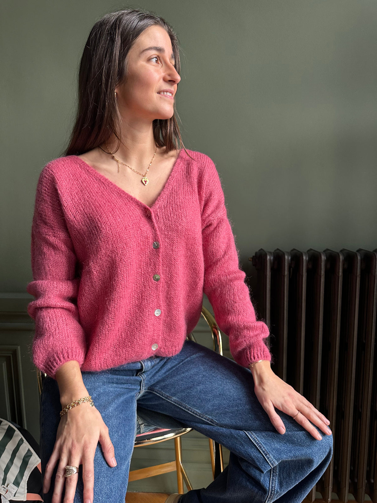Women's V-neck knitted cardigan with long sleeves and button front