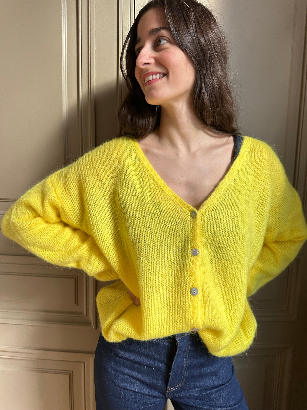 Women's V-neck knitted cardigan with long sleeves and button front